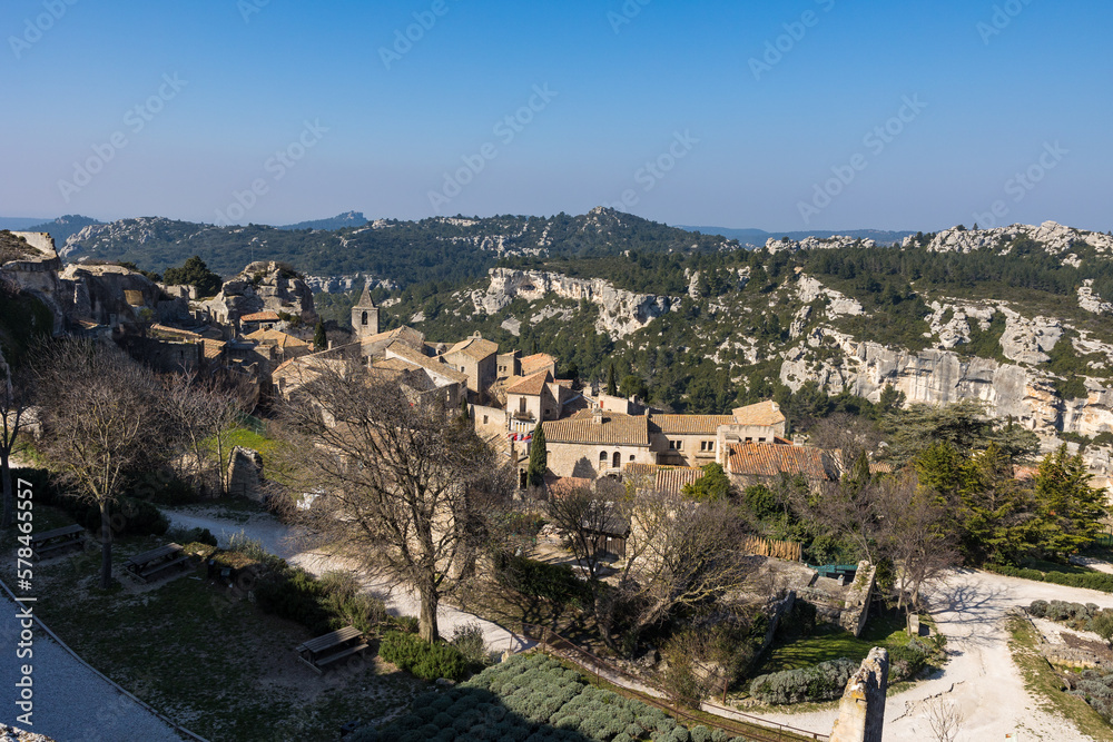 Village médiéval des Baux-de-Provence depuis la basse-cour du château fort