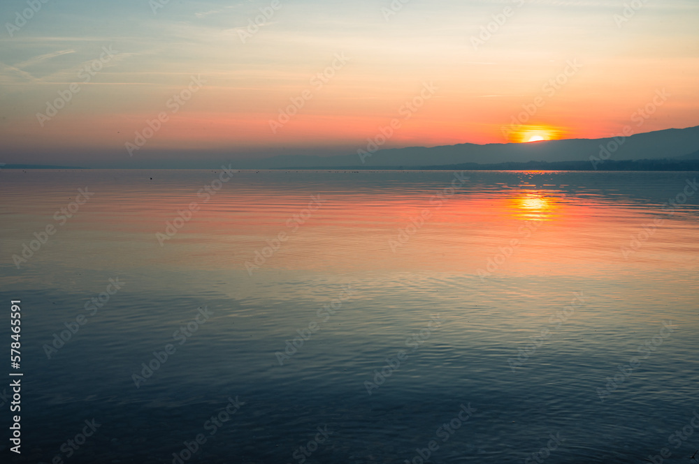 magnifique coucher du soleil hivernal sur le lac Léman