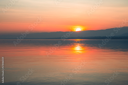 magnifique coucher du soleil hivernal sur le lac L  man