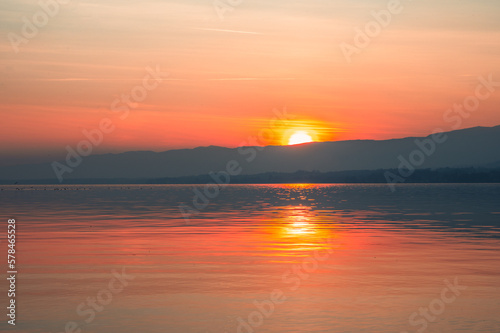 magnifique coucher du soleil hivernal sur le lac Léman