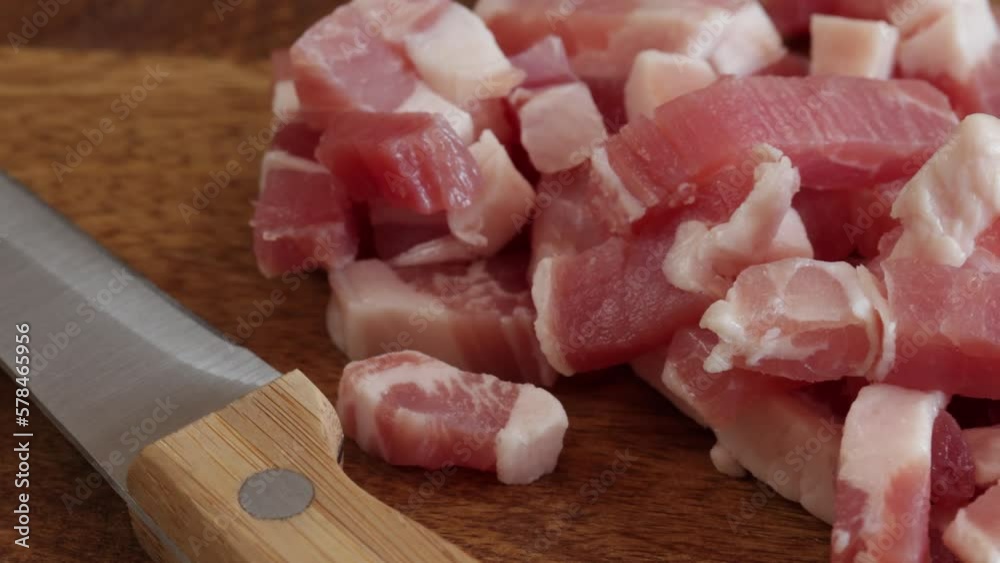 lardons de porc cru en tas sur une table en bois lardons de porc cru en tas sur une table en bois