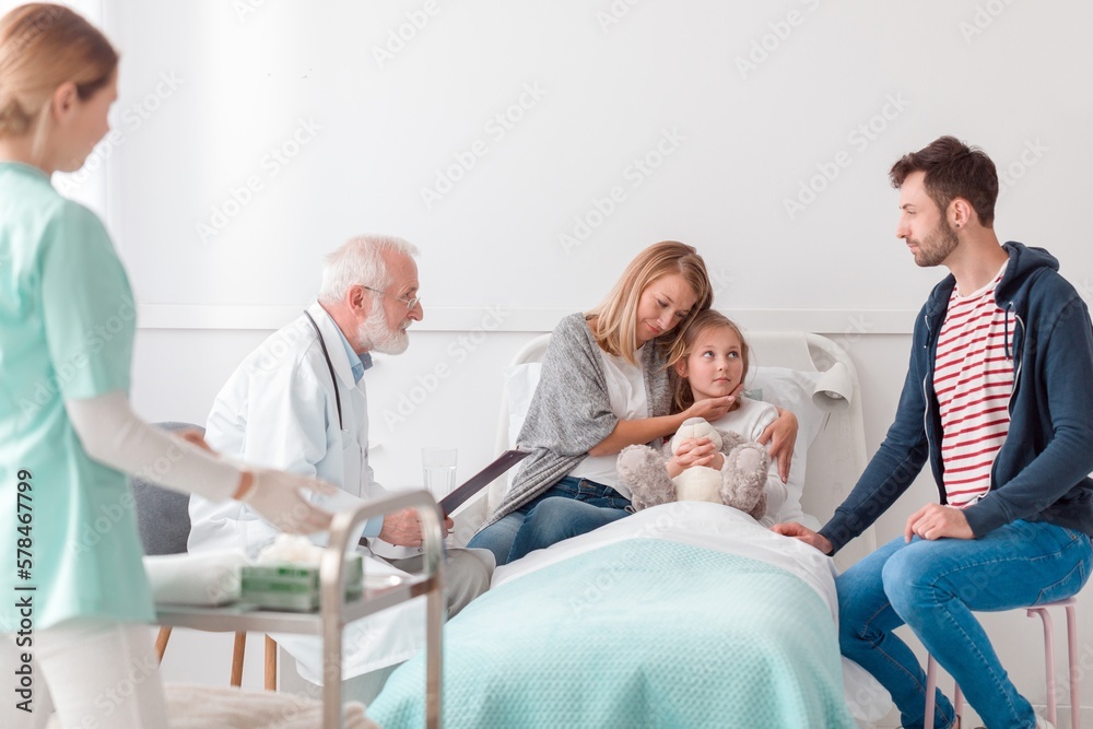 Obraz premium Hugging little girl