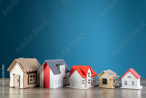 Models of houses of different sizes on the table