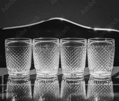 Circular vision of cup. Retro glass cup. Retro glass cup on table. Copo de vidro retrô na mesa. Copo americno pequeno. 