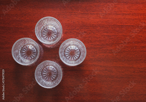 Circular vision of cup. Retro glass cup. Retro glass cup on table. Copo de vidro retrô na mesa. Copo americno pequeno. 