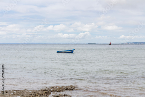 Barquinho no mar photo