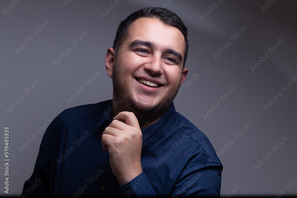 hombre profesional con camisa azul sonriente frente a un fondo blanco hombre profesional con camisa azul sonriente frente a un fondo blanco