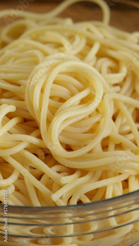 plat de spaghetti au beurre en gros plan