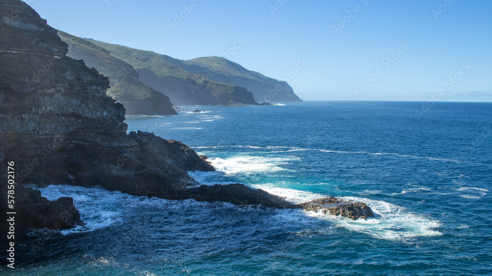 Costa abrupta con rocas junto a los acantilados.