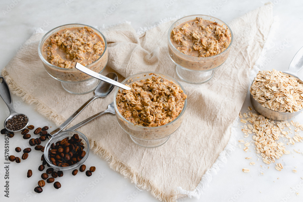 Φωτογραφία Three Dishes of Vanilla Cold Brew Overnight Oats: Small glass bowls of oatmeal s