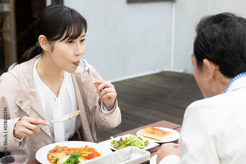仲良し夫婦の食事の風景 仲良し夫婦の食事の風景