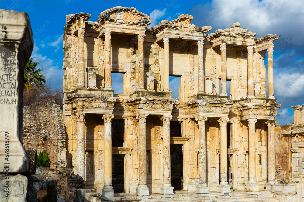Obraz premium Ruins of Celsius Library in ancient city Ephesus. Turkey