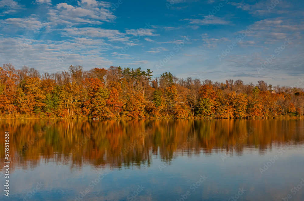 Obraz premium Fall Colors at their Finest at Lake Williams, York County Pennsylvania USA, Pennsylvania