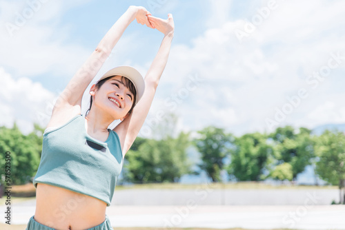 公園でストレッチをするアジア人女性（運動・スポーツ・有酸素運動） 