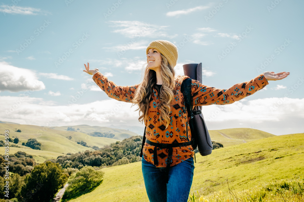 Φωτογραφία woman in the mountains backpacking