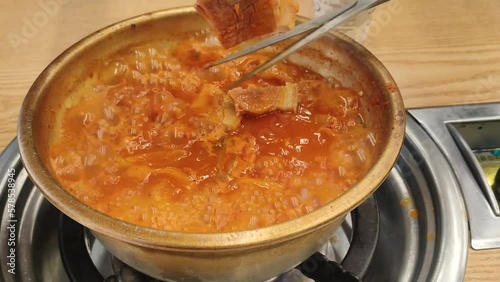 한국,서울,음식,반찬,김치찌게,고기,돼지고기