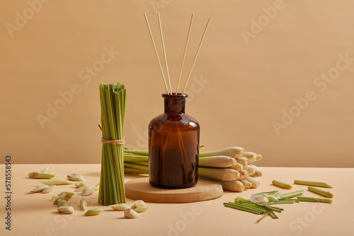 Fotografía A glass jar containing essential oil extracted from lemongrass (Cymbopogon citra