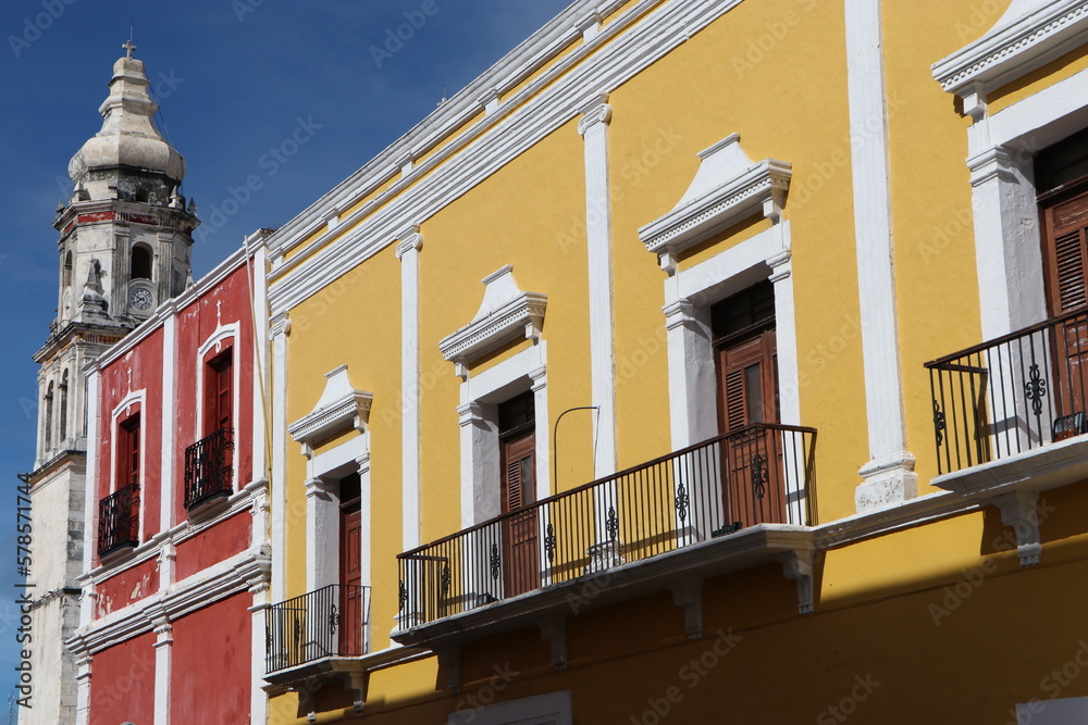 Coloridas fachadas en Campeche México junto a la Catedral de Nuestra Señora de la Inmaculada Concepción 