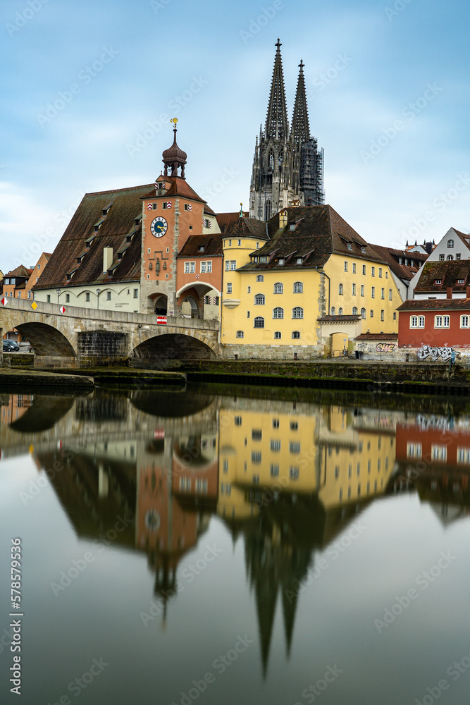 Fototapeta premium Spiegelung der Regensburger Altstadt in der Donau in der Abendsonne