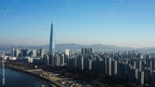 맑은 가을, 겨울날 잠실 롯데월드 타워를 드론으로 촬영, 서울의 도심, 한국