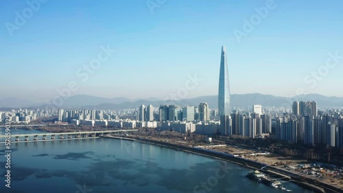 맑은 가을, 겨울날 잠실 롯데월드 타워를 드론으로 촬영, 서울의 도심, 한국