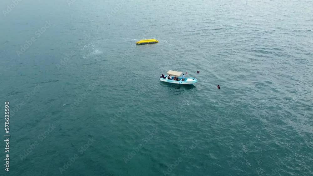 Personas Nadando En El Medio Del Mar Caribe Junto a Un Bote y Una Balsa Vista Aérea Personas Nadando En El Medio Del Mar Caribe Junto a Un Bote y Una Balsa Vista Aérea