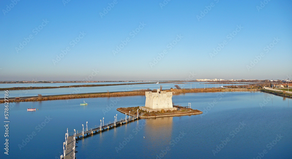 Fort et étang, Sud de la France, Redoute de Ballestras, Palavas les Flots, lagune près de Montpellier, fortin , histoire invasion Maures, génie militaire, chemin au milieu des étangs