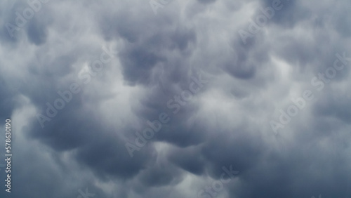 Ciel encombré de nuages chaotiques, par temps dépressionnaire
