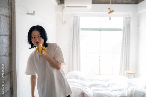 朝食のバナナを食べる寝起きの女性3