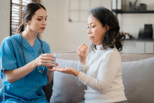 Therapist demonstrates the distribution of medication to the patient.