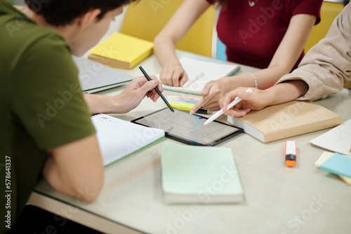 Canvastavla Hands of students pointing at tablet computer with digital pens