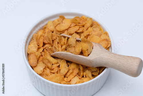 Płatki kukurydziane śniadaniowe w okrągłej miseczce z nabierakiem