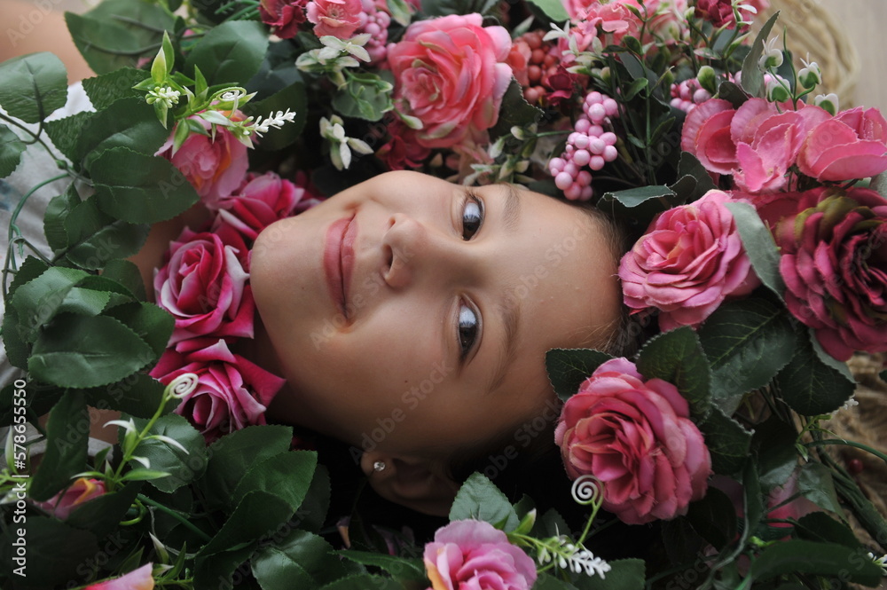 criança feliz com flores rosas ao redor do rosto, conceito de amor a plantas criança feliz com flores rosas ao redor do rosto, conceito de amor a plantas