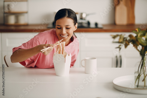 Canvas Print Portrait of happy smiling girl sitting in the kitchen