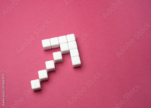 Fotografia, Obraz Arrow made of blocks on a gray background