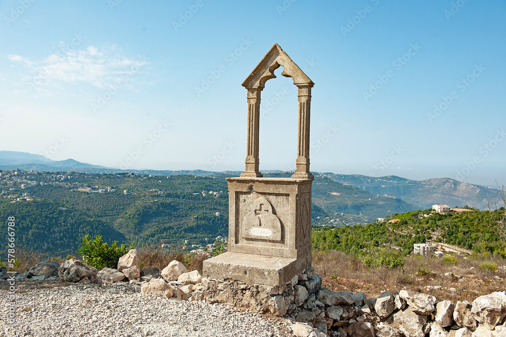 Beschädigte Andachtsstätte oberhalb von Deir al-Qamar, Chouf, Libanon