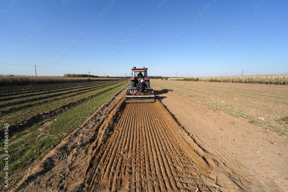 In spring, farmers use farm machinery to grow peanuts In spring, farmers use farm machinery to grow peanuts