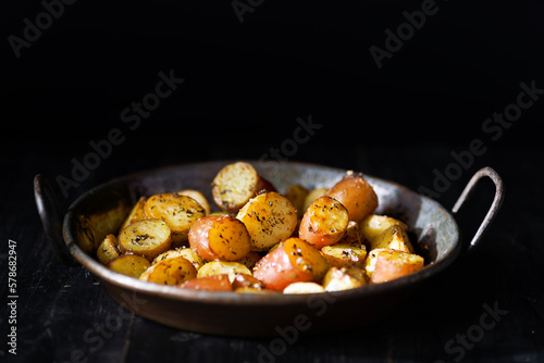 Obraz na płótnie herb roasted baby potatoes w salonie