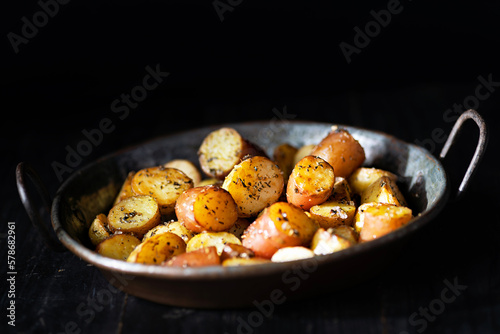 Obraz na płótnie herb roasted baby potatoes w salonie