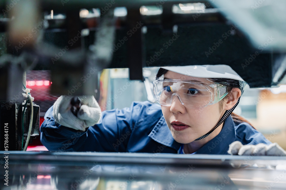 機械の保守点検をする女性技術者 機械の保守点検をする女性技術者