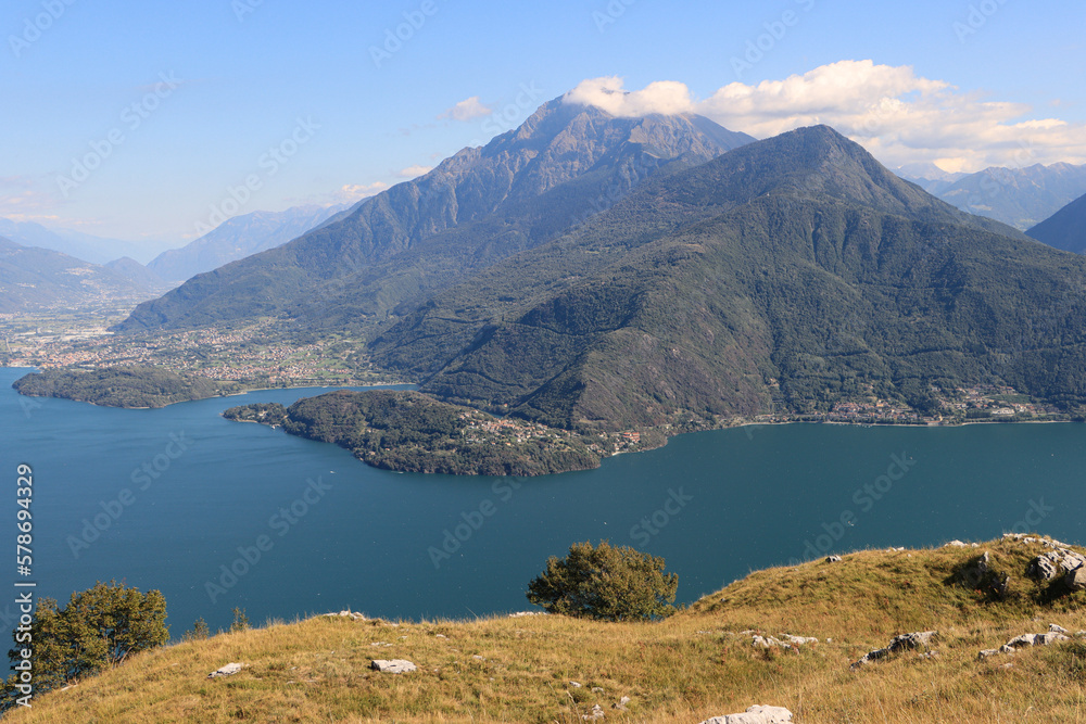 Wunderschöner Comer See; Blick vom Monte Pozzoulo (Dongo) über den See zum Monte Legnone (2609m)