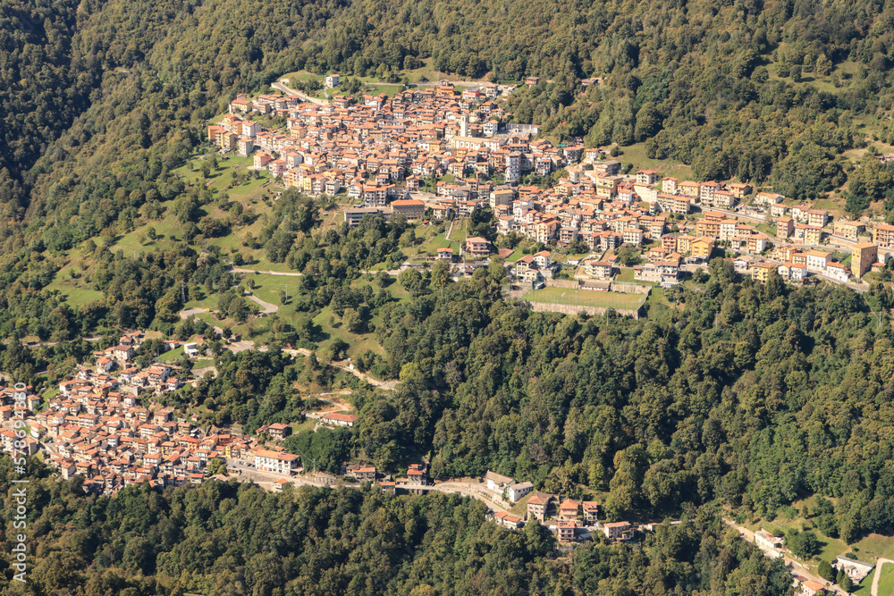 Typisch italienische Bergdörfer inmitten von Kastanienwäldern; Garzeno und Catasco über dem Valle Albano (Comer Voralpen)