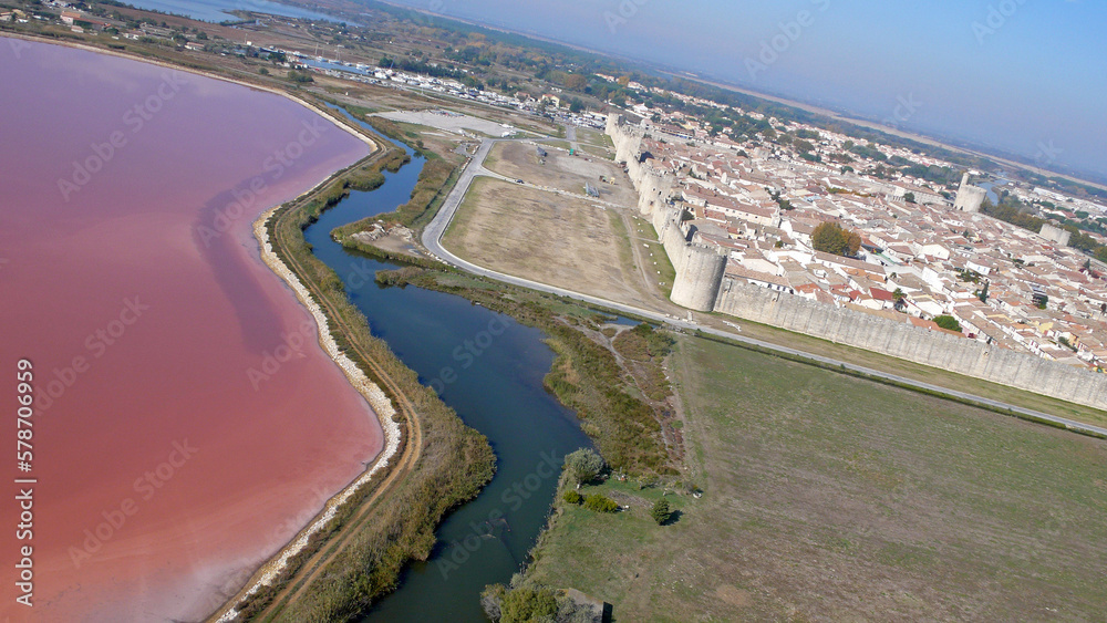 Photo aérienne Aigues Mortes et étang rose, salins du Midi, cité fortifiée et étang, photo aérienne étangs sud de la france, fortifications, remparts