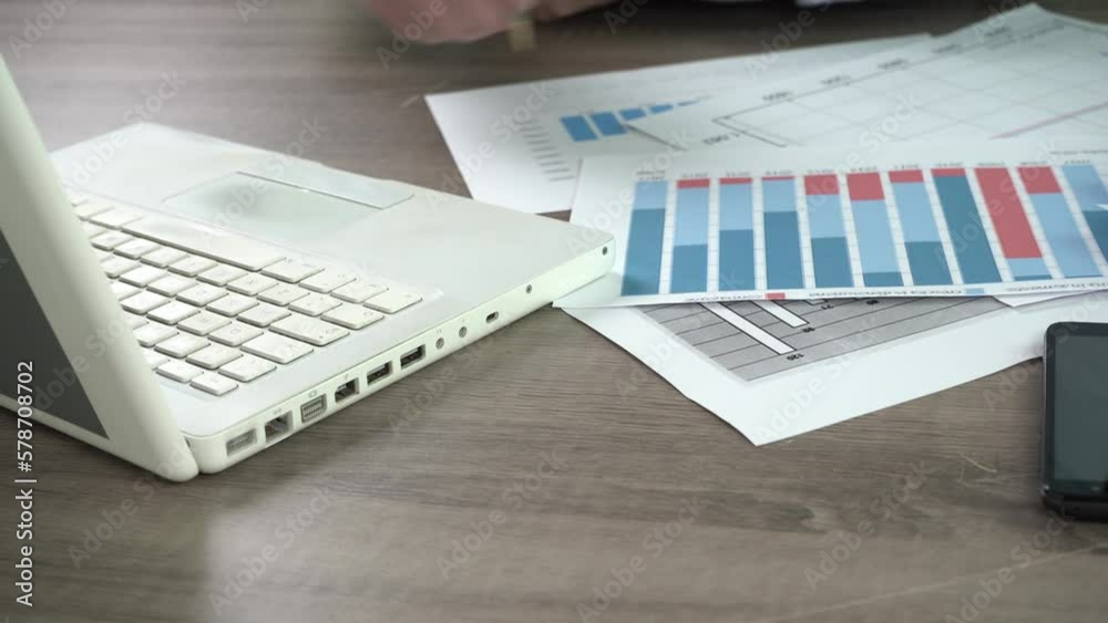 Lavorare in ufficio con il computer 
