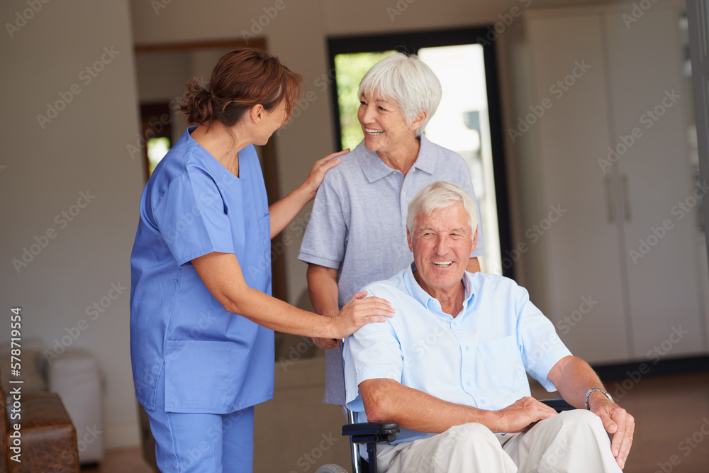 Obraz premium Hell be on his feet in no time. a nurse giving good news to her senior patient and his wife.