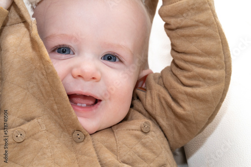 Canvas Print Baby plays peekaboo with his hoodie