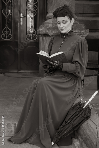 Φωτογραφία Woman with a book