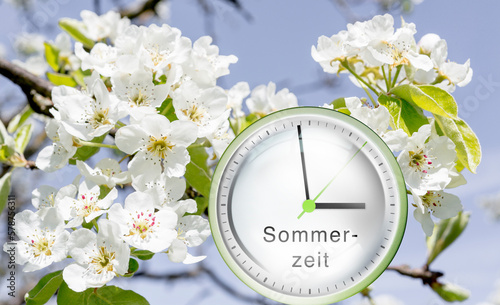 Zifferblatt mit drei Uhr  zur Zeitumstellung auf sommerzeit