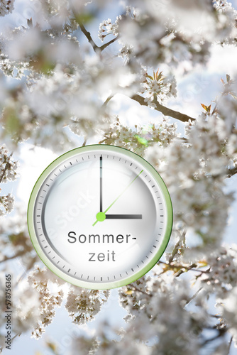 Zifferblatt mit drei Uhr  zur Zeitumstellung auf sommerzeit