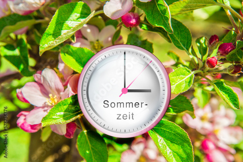 Zifferblatt mit drei Uhr  zur Zeitumstellung auf sommerzeit